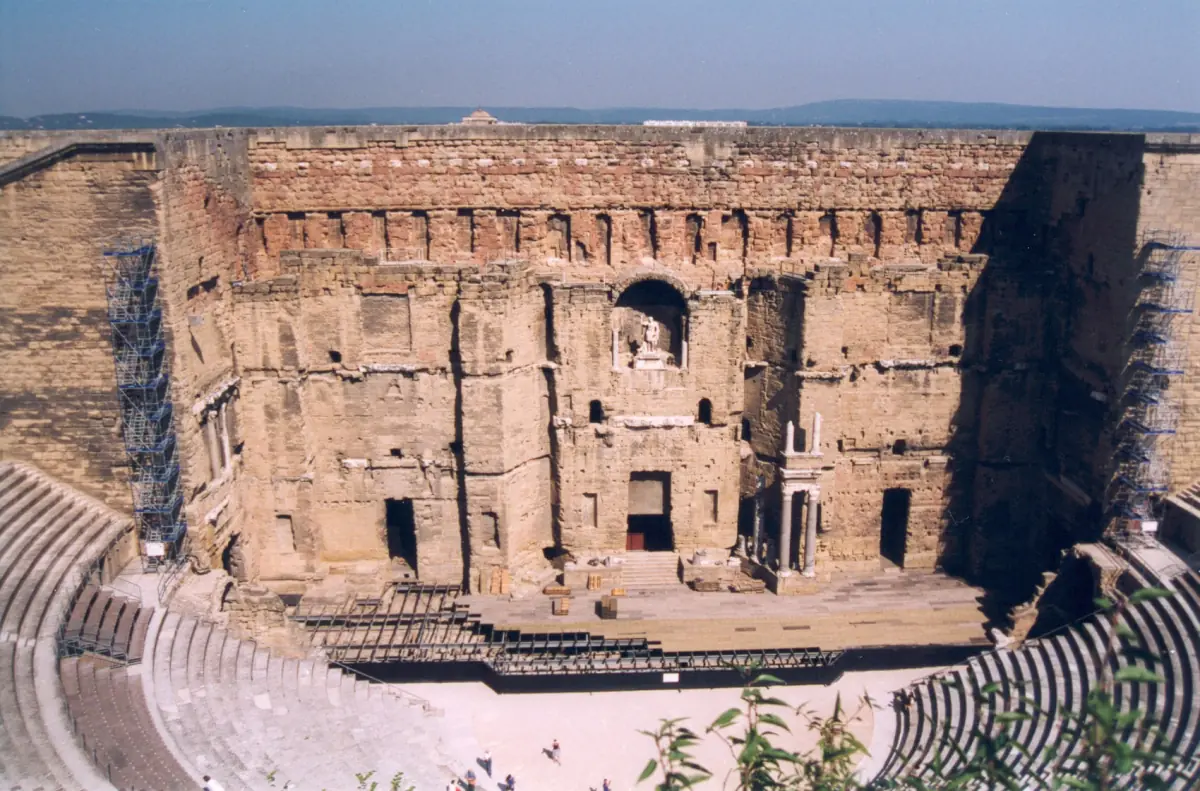 Tall stage wall and tiered seating of the Roman theatre in Orange from above
